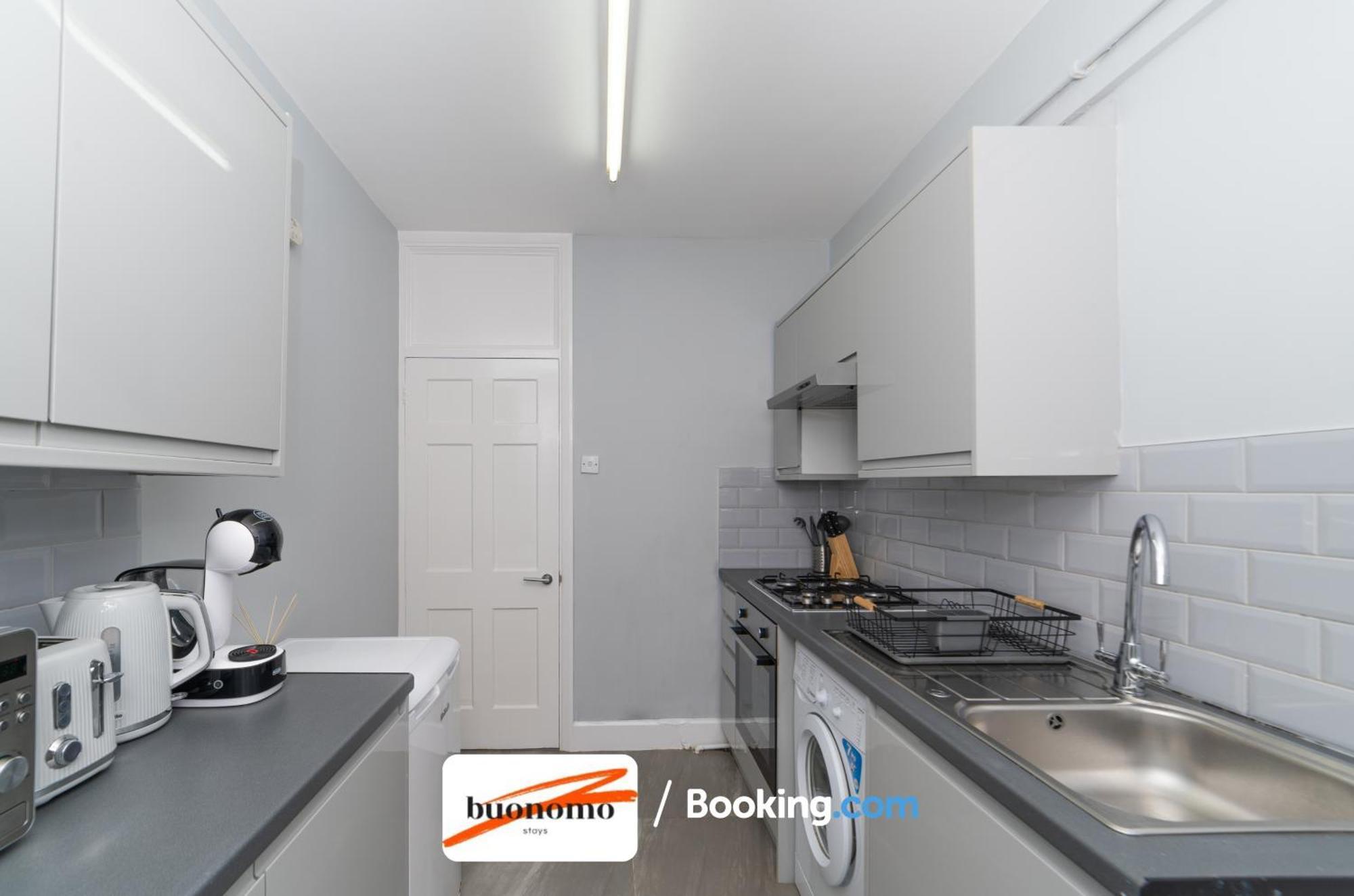 Two Bedroom Apartment By Buonomo Stays Short Lets & Serviced Accommodation With Balcony London Exterior photo